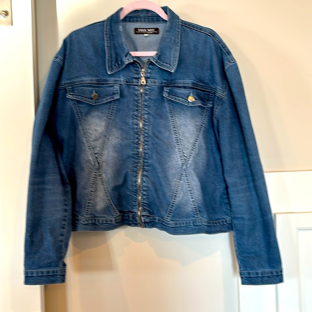 FREE WAY WOMENS BLUE JEAN JACKET SIZE XXL ZIPPER AND TWO FRONT POCKETS!